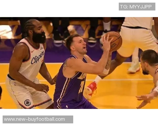 湖人自媒体调侃快船战绩糟糕笑声不断引发球迷热议