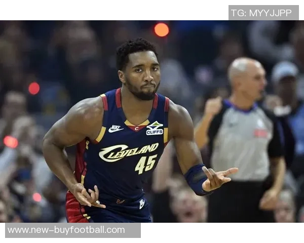 米切尔轻松发威30分钟内高效砍下27分4篮板4助攻第三节完美表现6中6