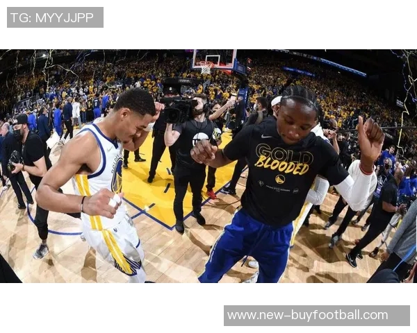 库里称赞库明加勇挑东契奇防守重任表现出色令人印象深刻