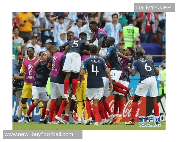 瓦妮莎携子女与坎迪斯帕克共赏道奇队晋级世界大赛精彩瞬间