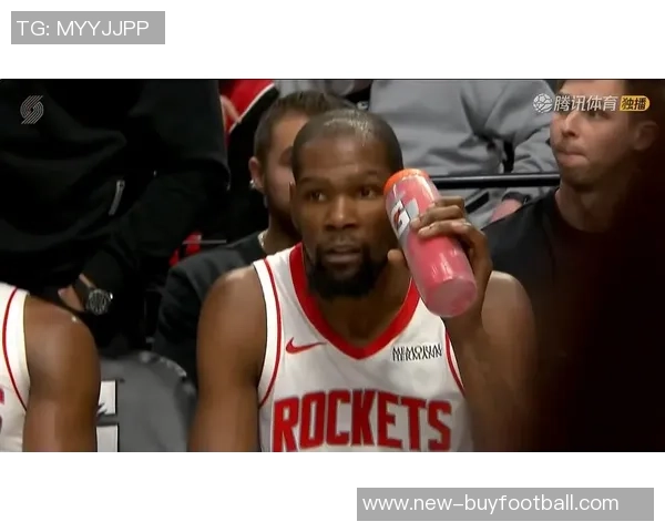 杜兰特被沃尔夫投篮失误砸脸愤怒吐槽投篮质量差劲的搞笑瞬间