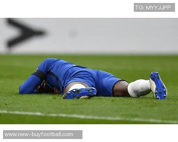 文班遭遇膝盖撞击倒地迅速回更衣室检查现已重返赛场状态良好